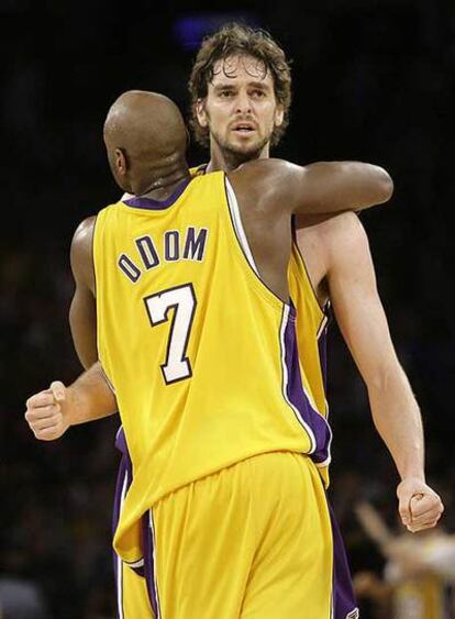 Odom celebra con Gasol una canasta del espa?ol.