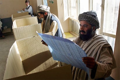 Un hombre pastún prepara su voto en un colegio electoral en Kandahar, al sur de Afganistán. En el nuevo Parlamento estarán representadas las distintas etnias que conviven en el país. También se ha velado por que las comunidades nómadas pudieran asistir a las urnas.