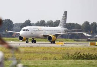 Un avión de la compañía Vueling aterriza tras ser escoltado por dos cazas F-16 ante un posible secuestro en el aeropuerto internacional de Schiphol en Amsterdam, Holanda, ayer 29 de agosto de 2012.