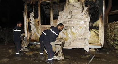 Los bomberos retiran los restos de una casa port&aacute;til en un campamento en Torreilles-Plage, al sur de Francia. 