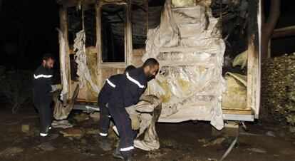 Los bomberos retiran los restos de una casa portátil en un campamento en Torreilles-Plage, al sur de Francia.