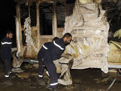 Los bomberos retiran los restos de una casa port&aacute;til en un campamento en Torreilles-Plage, al sur de Francia. 
