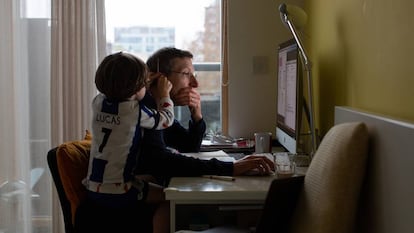 Un padre teletrabaja desde su hogar.