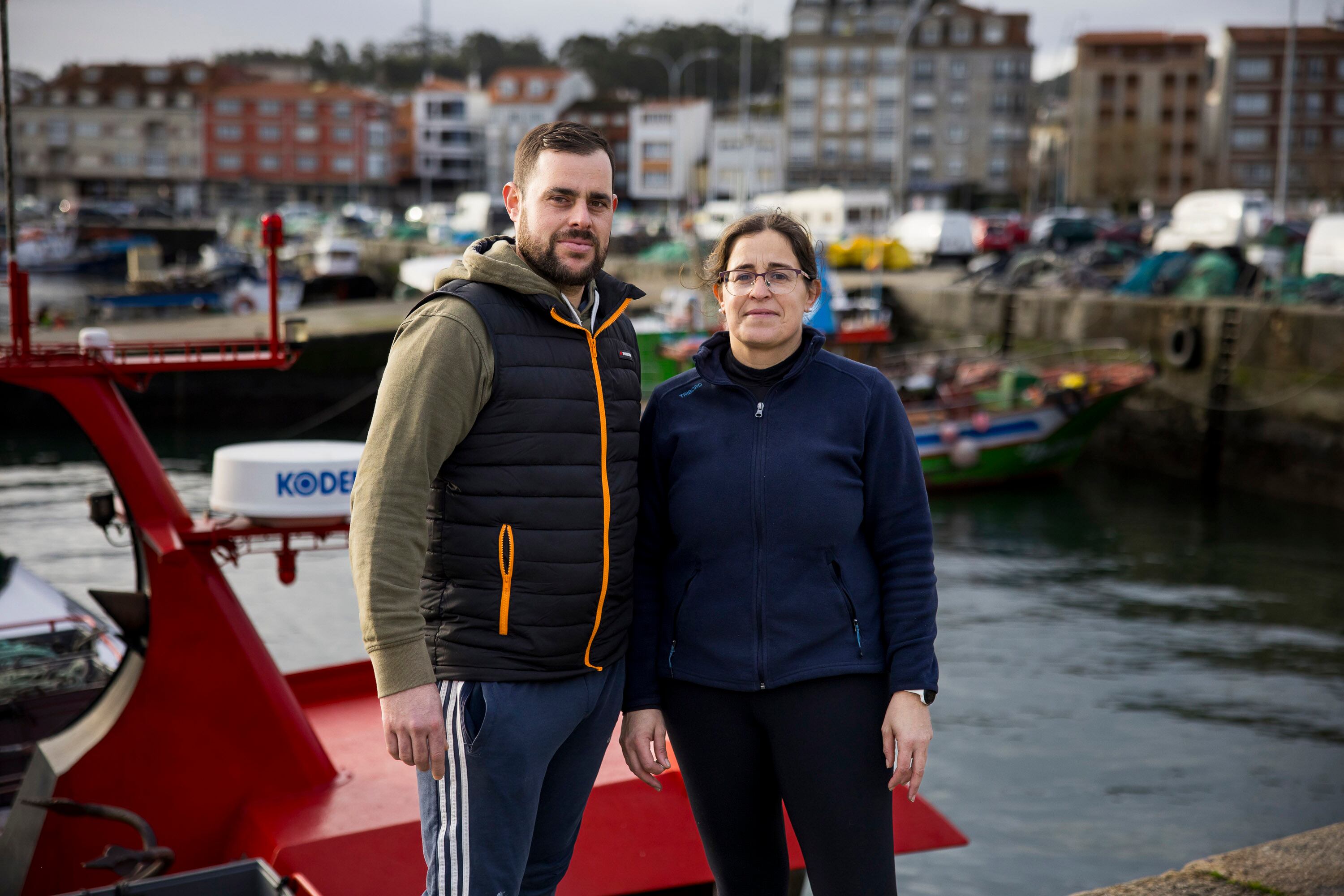 Cultivadores de ostra. José Antonio Estévez y Beatriz Estévez en el puerto de O Grove, Pontevedra.