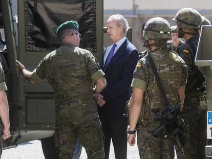 El ministro de Defensa, Pedro Moren&eacute;s, durante su visita al cuartel del Bruc (Barcelona) en junio pasado.