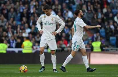 El jugador del Real Madrid Cristiano Ronaldo se dispone a sacar después del gol del Deportivo.