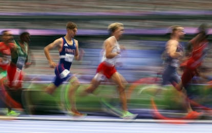 Atletas participan en la primera ronda de 1500 metros masculinos, este viernes, en el Estadio de Francia. 