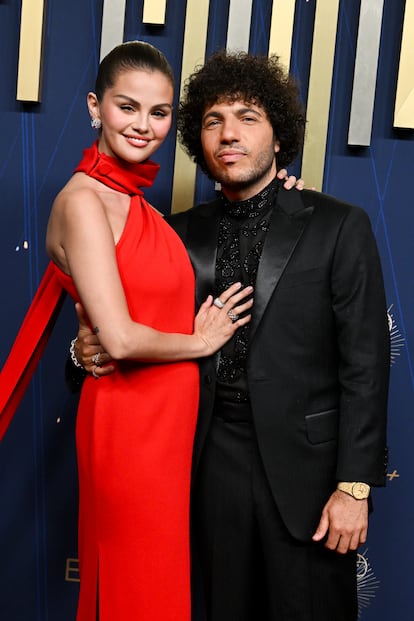 Selena Gomez, con un elegante vestido rojo de Louis Vuitton, no se separó de su prometido Benny Blanco.