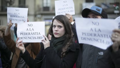 Participantes en la concentración para denunciar la pederastia en los colegios en Barcelona, en 2016.