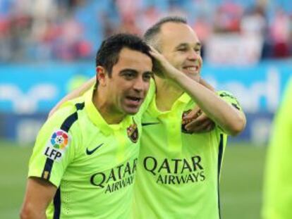 Xavi i Iniesta, després de certificar el títol de Lliga al Calderón.