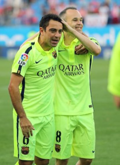 Xavi e Iniesta, tras certificar el título de Liga en el Calderón.