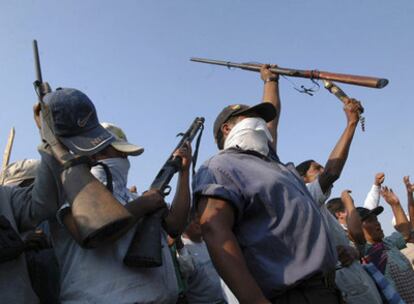 Partidarios del presidente Evo Morales muestran sus armas en un bloqueo cerca de Santa Cruz