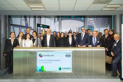 Sisco Sapena, presidente de Lleida.net, toca la campana en la foto de familia tras su entrada en el Euronext Growth.