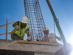 TOLEDO, 05/05/2021.- Trabajadores de la construcción este miércoles en Toledo. El número afiliados a la Seguridad Social aumentó en 134.396 personas de media en abril y el de desempleados se redujo en 39.012, mientras continuaron relajándose las medidas aplicadas para frenar la tercera ola de la pandemia. EFE/Ismael Herrero