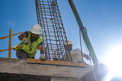 Trabajadores de la construcción, el 5 de mayo en una obra en Toledo.