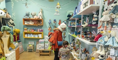 Una madre con su hija en el tienda de juguetes Lobo Feliz, en Madrid.