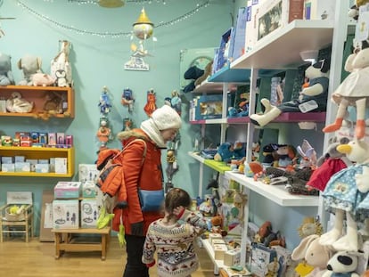 Una madre con su hija en el tienda de juguetes Lobo Feliz, en Madrid.