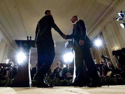 Barack Obama (izquierda) y Felipe Calderón, tras concluir su conferencia de prensa ayer en la Casa Blanca.
