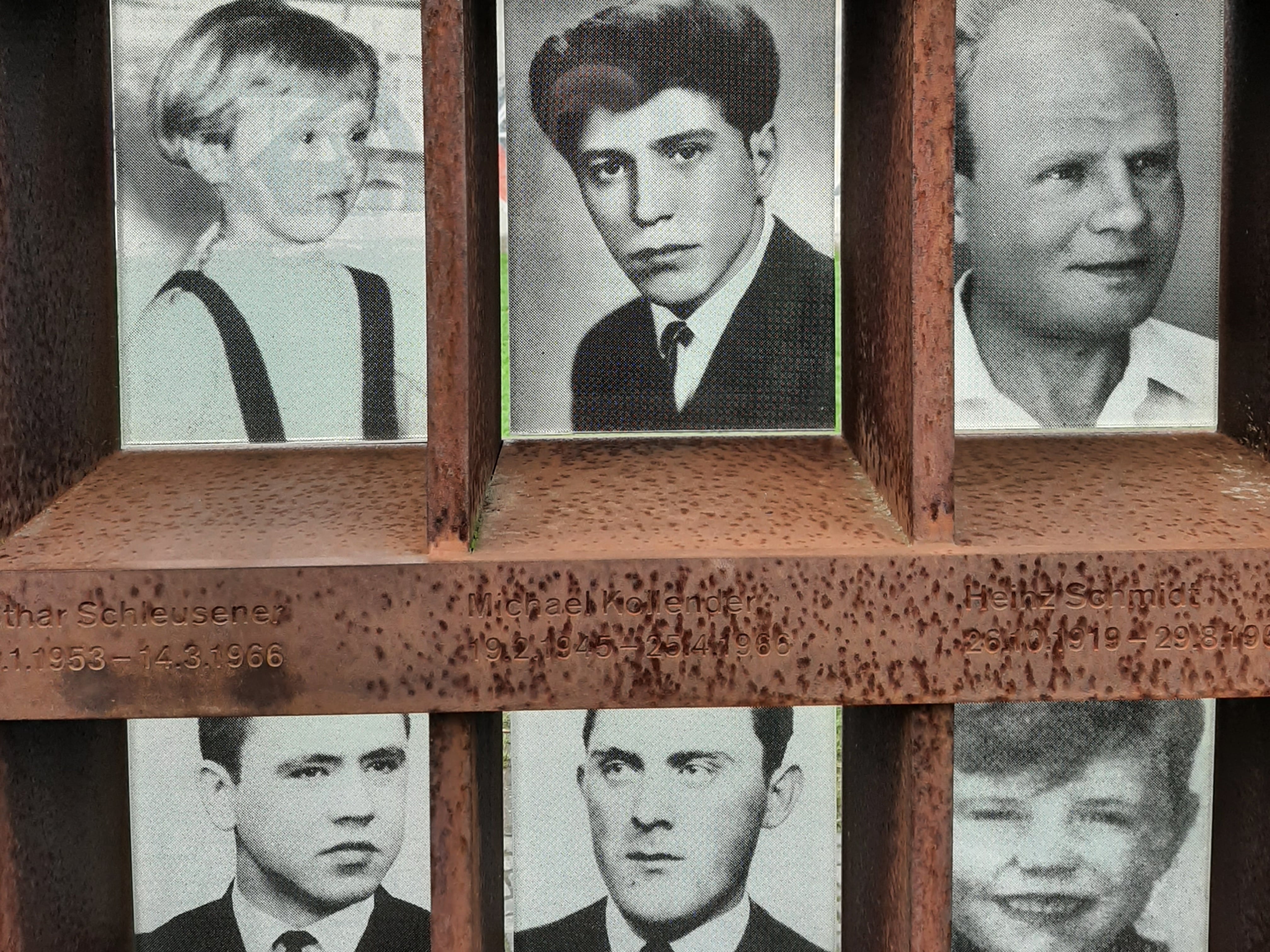 Panel con fotos de los muertos en el muro de Berlín, en el el 31 de octubre.