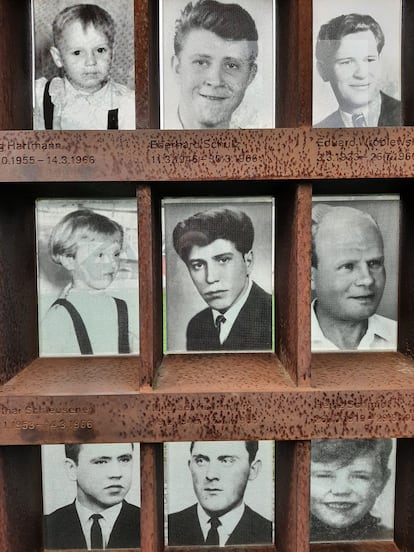 Panel con fotos de los muertos en el muro de Berlín, en el el 31 de octubre.