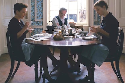 El hilo invisible – El desayuno

 

La creciente atmósfera claustrofóbica que impera en la última película de Paul Thomas Anderson –sobre la relación entre un afamado diseñador (Daniel Day-Lewis) y su musa (Vicky Krieps)–, se cimenta en buena parte en el aspecto sonoro de la misma. Sobre todo en las escenas de los desayunos, claves en el desarrollo de la trama. El mezclador de sonido del filme, Christopher Scarabosio, confesó que habían amplificado sonidos tan corrientes como los de cortar o masticar con el objetivo de abrumar e irritar al modisto protagonista. El clima de tensión que puede conseguir en la gran pantalla el ruido de un cuchillo untando mantequilla en una tostada es todo un logro. La escena completa, aquí.