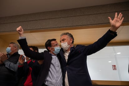 Los alcaldes de Villanueva de la Serena, Miguel Ángel Gallardo (izquierda) y de Don Benito, José Luis Quintana, celebran la aprobación del proyecto de fusión de ambos municipios.