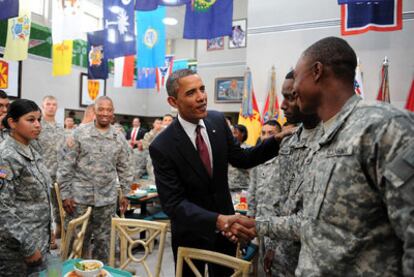El presidente de EE UU, Barack Obama, saluda en Fort Bliss (Tejas) a  soldados que han regresado de Irak.