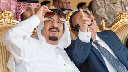 El presidente egipcio Al Sisi, junto al rey saudí Salman, durante unos ejercicios militares en la frontera entre Arabia Saudí e Irak.