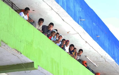 Algunos jóvenes que viven en el albergue para menores La Gran Familia se asoman a uno de los balcones para observar una marcha a favor de la fundadora del centro, Rosa del Carmen Verduzco, conocida como "Mamá Rosa".