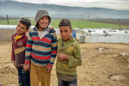 Las familias que viven desde hace años en los asentamientos de refugiados sirios en Bekaa, en Líbano, sentencian que este es el peor periodo por el que están pasando. Las medidas de prevención frente a la covid-19 y la falta de recursos hacen que algunas familias hayan tenido que reducir el número de comidas que ofrecen a sus hijos.