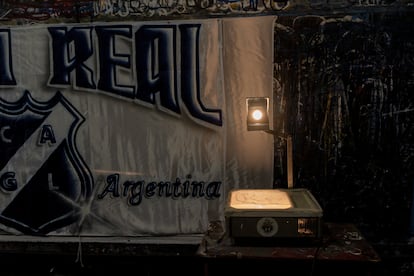 Retroproyector utilizado para filmina con el que trazan el diseño de las banderas.