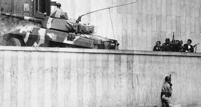 Un tanque golpea la puerta del Palacio de Justicia de Bogot&aacute; el 6 de noviembre de 1985.