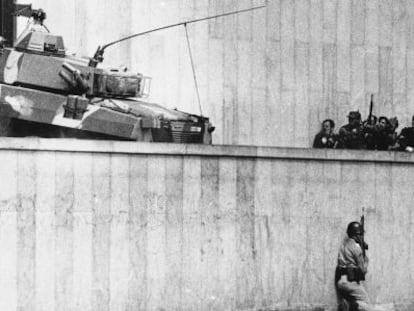 Un tanque golpea la puerta del Palacio de Justicia de Bogot&aacute; el 6 de noviembre de 1985.