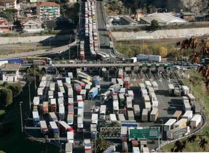 Decenas de camiones bloquean la frontera con Francia en Ventimiglia, al noroeste de Italia.