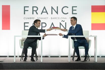 Sánchez y Macron durante la ceremonia de firma de acuerdos celebrada en el marco de su participación en la cumbre.
