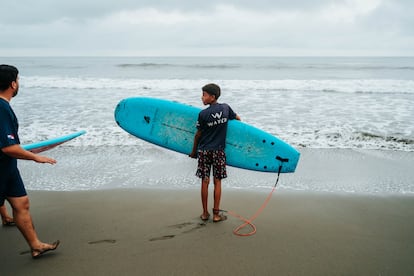 Un niño participa en un programa de surf de Waved.