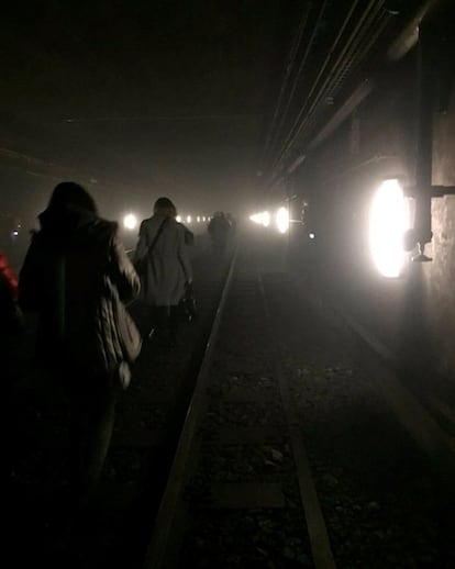 Varios pasajeros del metro de Bruselas son evacuados tras la explosión en la estación de metro de Maelbeek, el 22 de marzo de 2016.