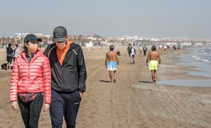Varias personas pasean por la playa en Valencia el 31 de marzo.