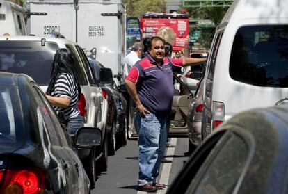 Los conductores del Distrito Federal pararon el tráfico y esperaron fuera de sus coches a que la tierra dejara de temblar.