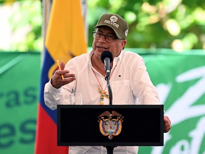 El presidente de Colombia, Gustavo Petro, habla durante una reunión de cultivadores de cultivos ilícitos en el departamento de Nariño.