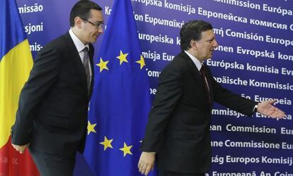 El primer ministro rumano, Victor Ponta (izquierda) y el presidente de la Comisi&oacute;n Europea, Jos&eacute; Manuel Dur&atilde;o Barroso, este jueves en Bruselas.
 