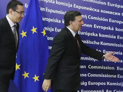 El primer ministro rumano, Victor Ponta (izquierda) y el presidente de la Comisi&oacute;n Europea, Jos&eacute; Manuel Dur&atilde;o Barroso, este jueves en Bruselas.
 