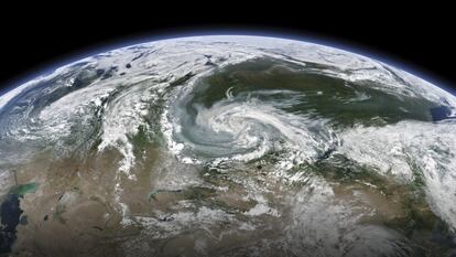 Imagen satelital tomada por la NASA el pasado 21 de julio que muestra los remolinos de humo sobre las zonas afectadas por los incendios en Siberia.