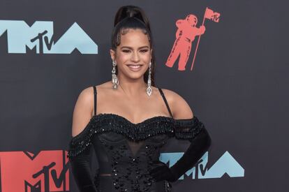Rosalía posa a su llegada a la alfombra roja de los premios MTV VMA's 2019.
