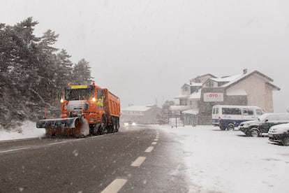 Una máquina quitanieves trabajando el lunes de las carreteras del puerto de Navacerrada.