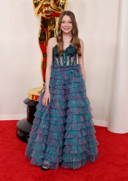 A sus 14 años, Juliet Donenfeld ('The Big Show', 'Better Call Saul') posó en la alfombra roja con un vestido con falda de volantes multicolor.