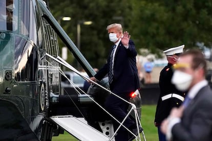 O presidente Donald Trump entrando no Marine One em Bethesda, Maryland.