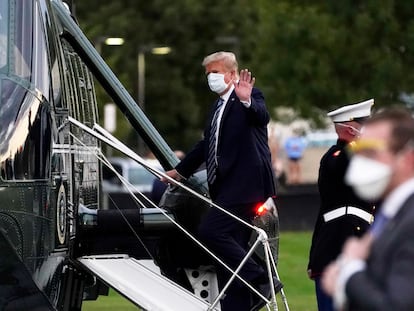 O presidente Donald Trump entrando no Marine One em Bethesda, Maryland.