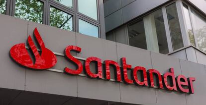 Logo de Santander en uno de sus oficinas.