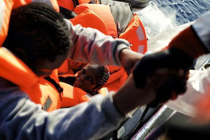 Momento en el que una migrante es subida a bordo del barco de Médicos Sin Fronteras, Dignity I.